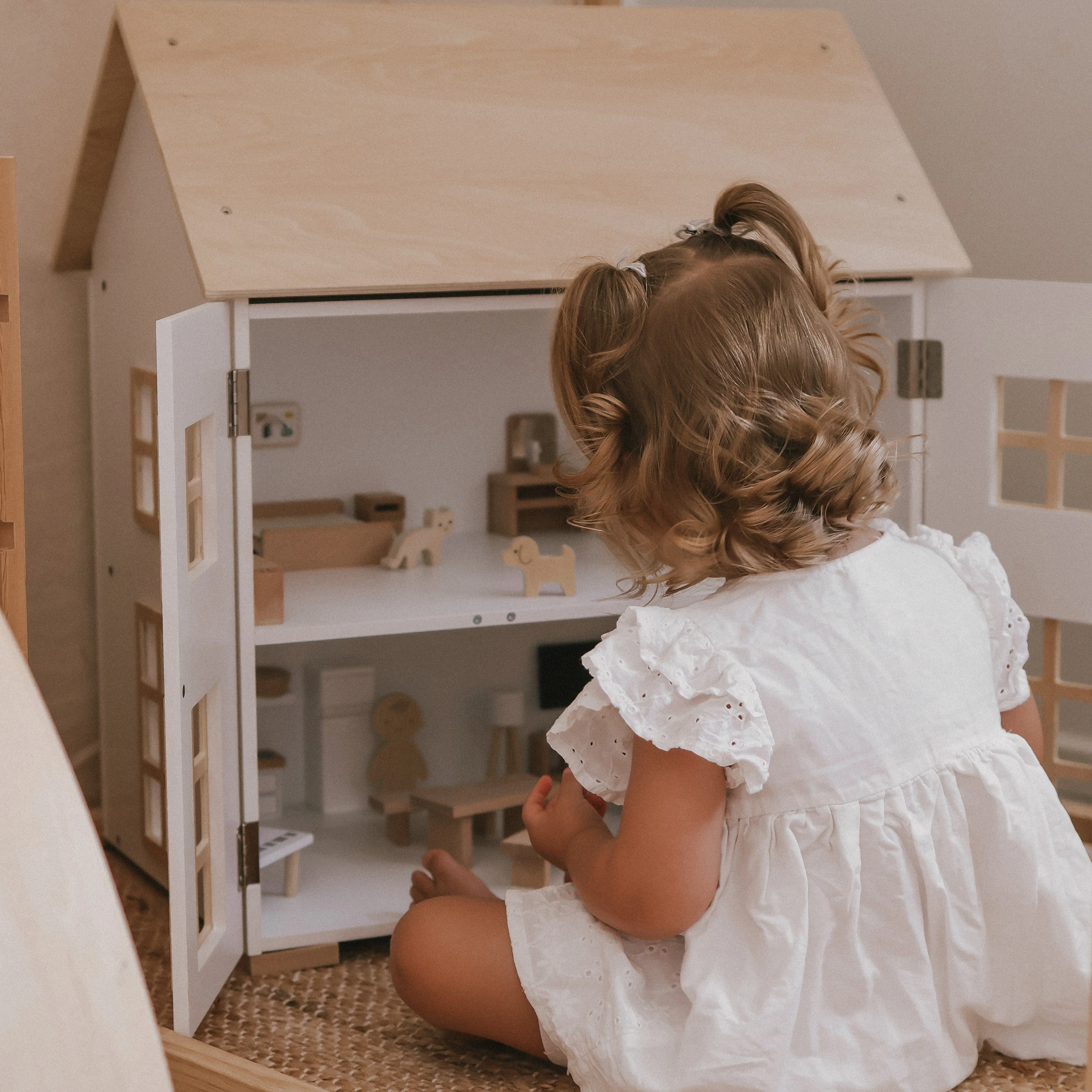 ELSA Doll House with Furniture & Doll Family Set - Image 12