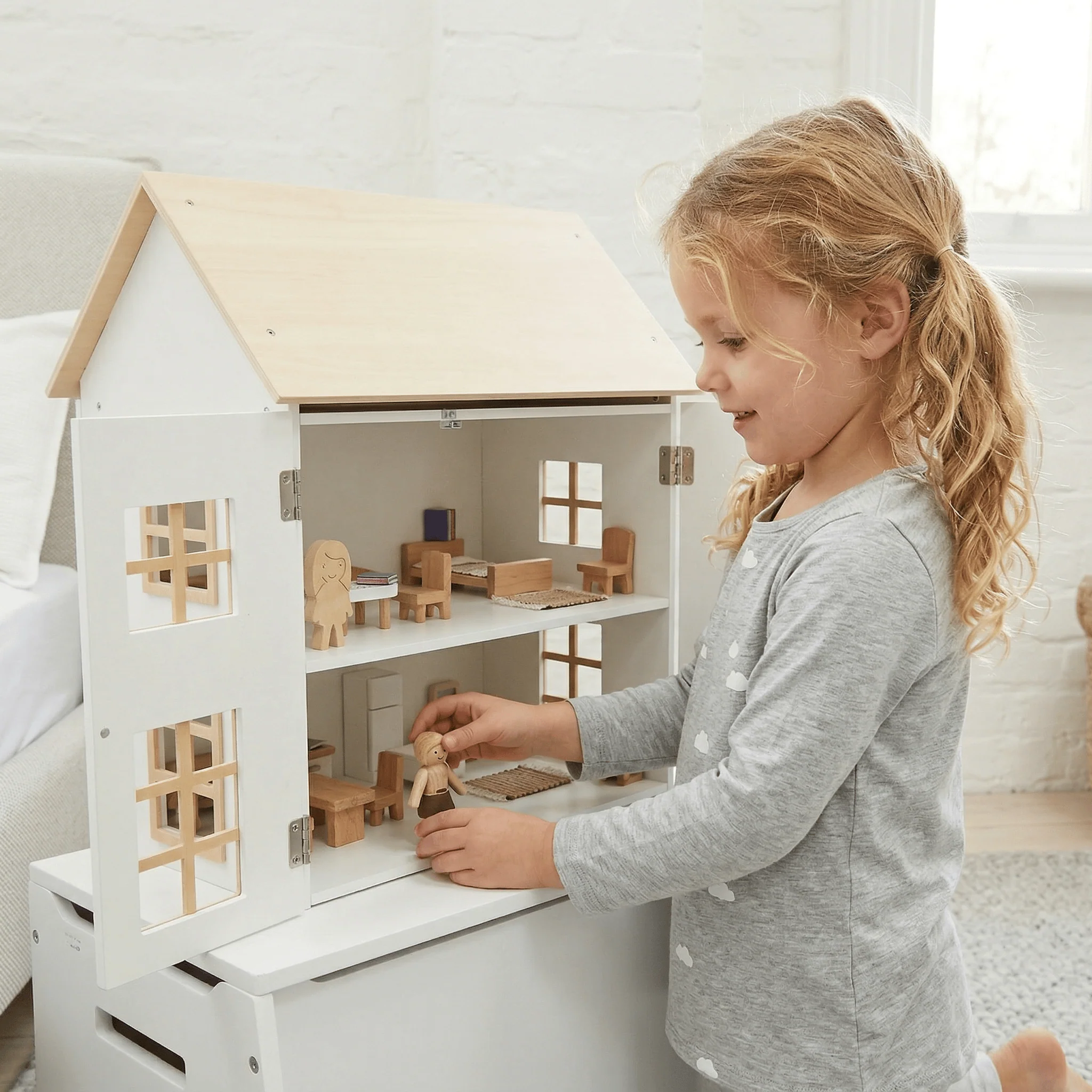 ELSA Doll House with Furniture & Doll Family Set - Image 4