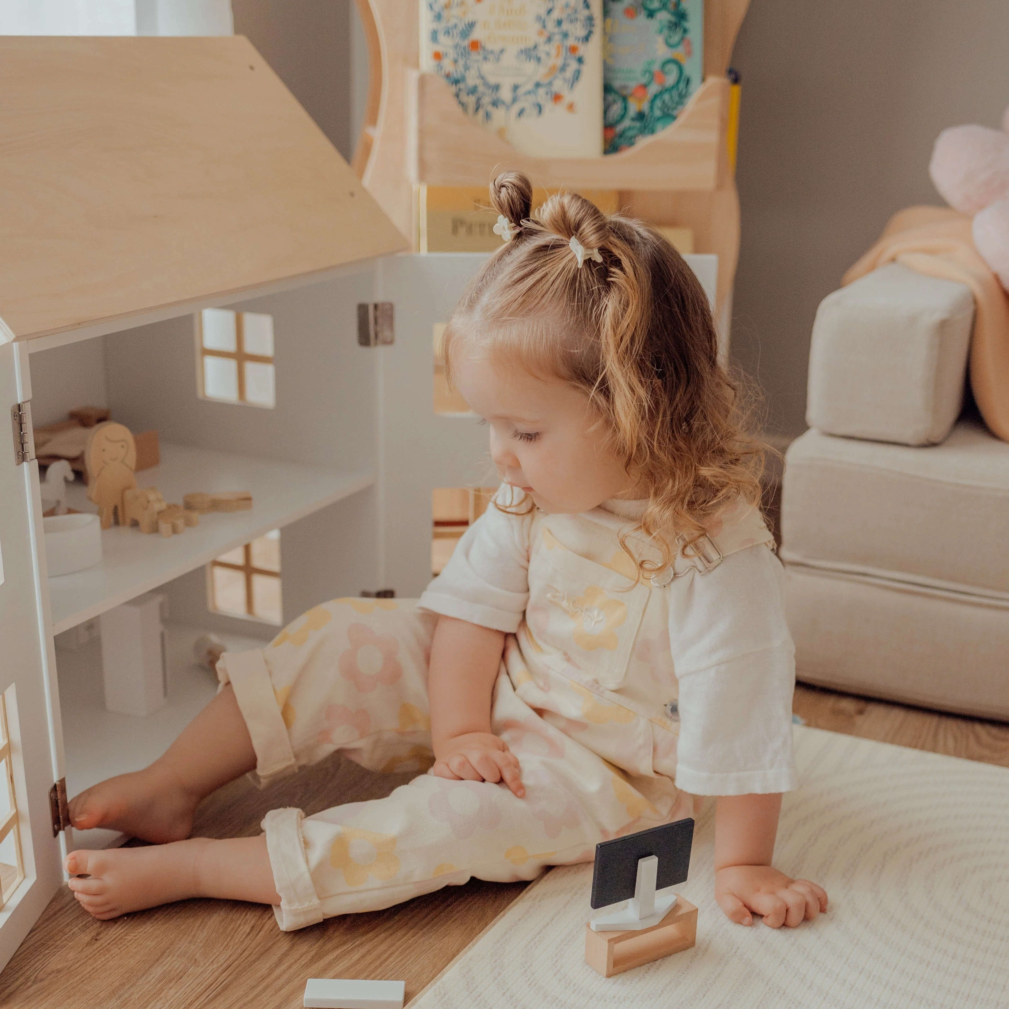 ELSA Doll House with Furniture & Doll Family Set - Image 8
