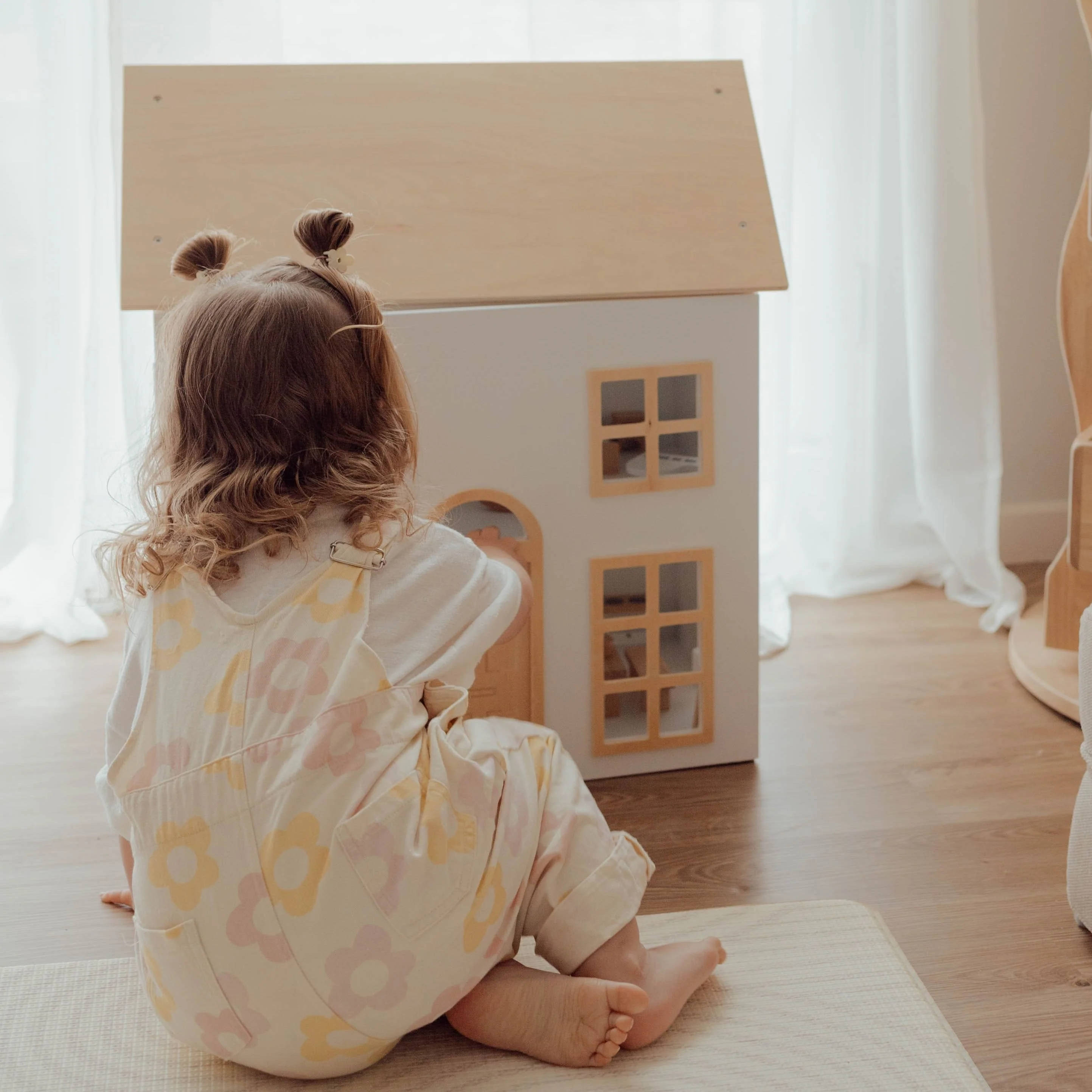 ELSA Doll House with Furniture & Doll Family Set - Image 9