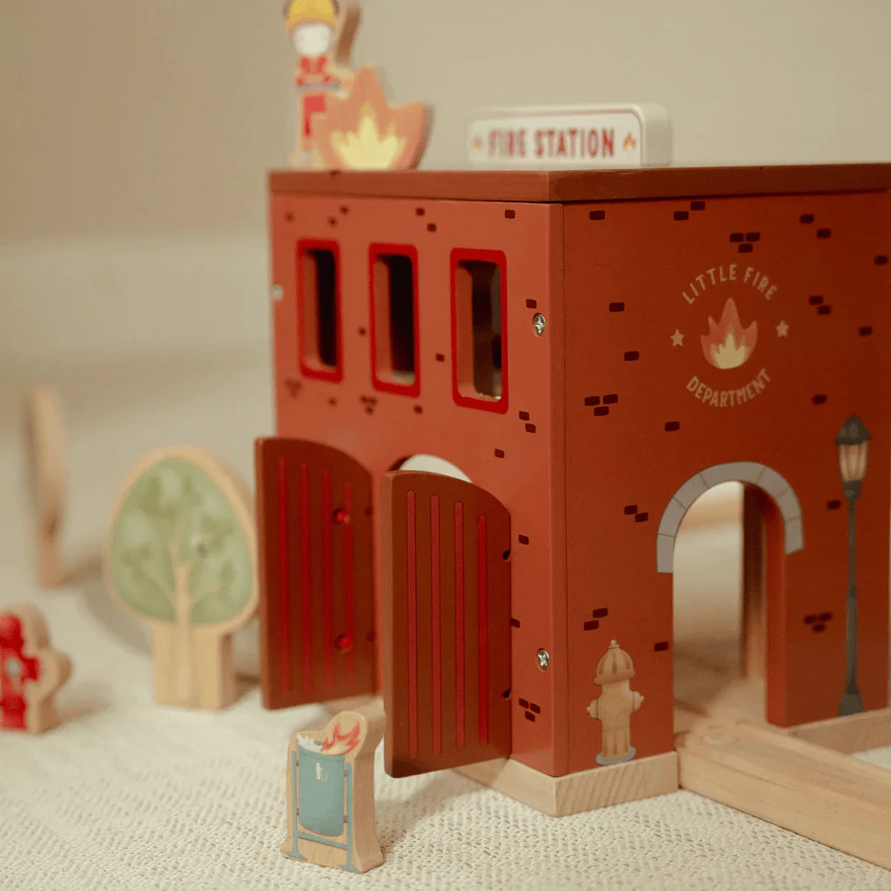 Little Dutch Fire Station - Image 7