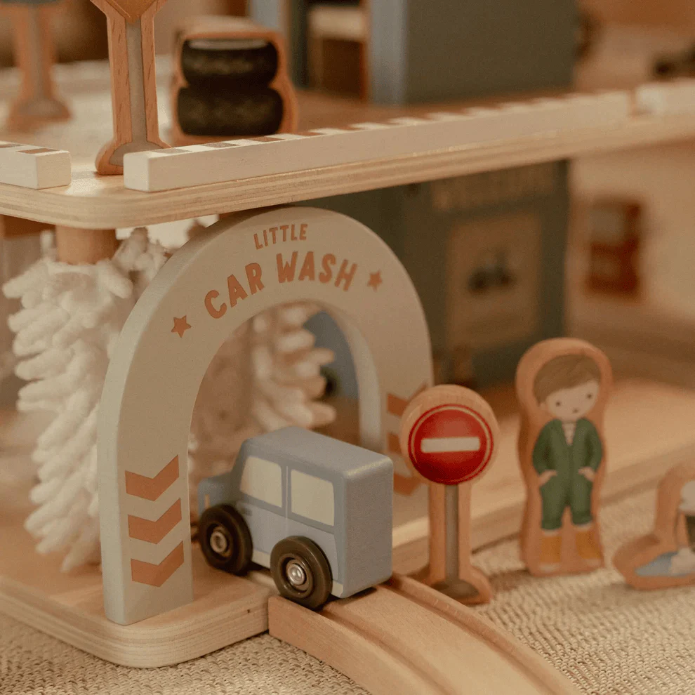 Little Dutch Garage - Image 4