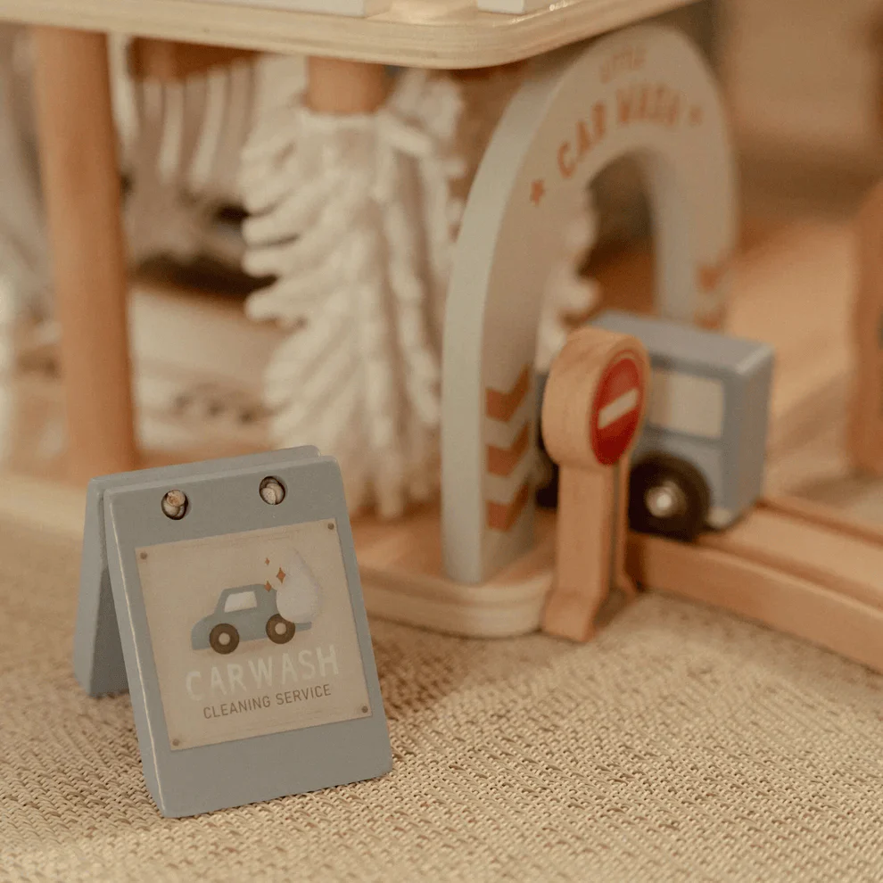 Little Dutch Garage - Image 5